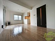 木目のフローリングは落ち着きのある印象のお部屋になりますね。