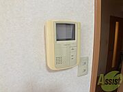TVモニター付インターホンです。来客者の顔が見えるので安心！
