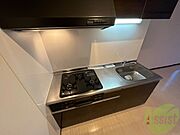 システムキッチン完備で3口ついているので料理もできます！