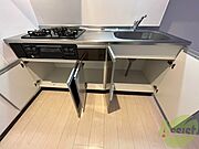 キッチン下のスペースも。食品ストックも入りますね。