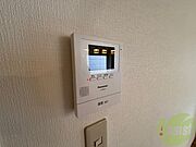 TVモニター付インターホンです。来客者の顔が見えるので安心！
