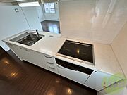 IHクッキングヒーターです！お手入れも楽々ですね。