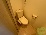 こちらはトイレです。清潔感があり、安心して使用できます。