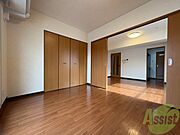 寝室を別角度から撮りました。どう家具を配置しますか？