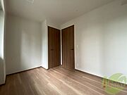 こちらのお部屋は光が差し込む、温かみのあるお部屋です。