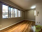 木目のフローリングは落ち着きのある印象のお部屋になりますね。