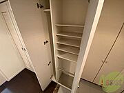 シューズボックスです。靴だけでなく傘や掃除用具等も入りそう。