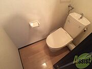 こちらはトイレです。清潔感があり、安心して使用できます。