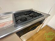 システムキッチン完備で3口ついているので料理もできます！