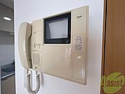 TVモニター付インターホンです。来客者の顔が見えるので安心！