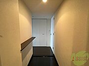玄関です。白を基調としていて清潔感があります！