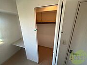 寝室の収納です。ウォーキングクローゼットでスペースもたっぷり