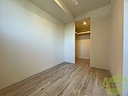 木目のフローリングは落ち着きのある印象のお部屋になりますね。