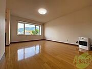 木目のフローリングは落ち着きのある印象のお部屋になりますね。
