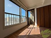 こちらのお部屋は光が差し込む、温かみのあるお部屋です。