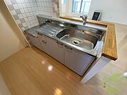 対面キッチンになっているので料理しながらTVも見れますよ～。
