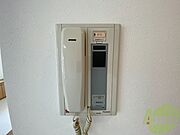 インターホンです。来客者を確認できるので安心！