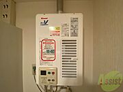 給湯器です。操作しやすいパネルになってます。