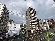 目の前が開けていて、空を見上げることができます。