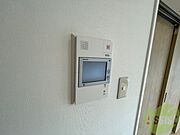 TVモニター付インターホンです。来客者の顔が見えるので安心！
