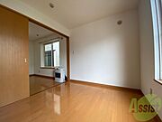 寝室はこちらです。光が差し込む、温かみのあるお部屋です。