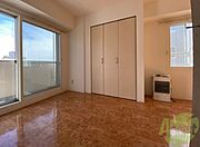 寝室はこちらです。光が差し込む、温かみのあるお部屋です。