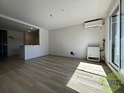 リビングです。白を基調としていてお部屋全体が明るいですね！