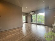 木目のフローリングは落ち着きのある印象のお部屋になりますね。