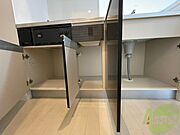 キッチン下の収納はこちら。食器などを収納できます。