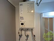 ガス給湯器です。操作しやすいパネルになってます。