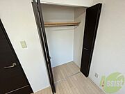 こちらの収納にはハンガーをかけて服もしまえますね。