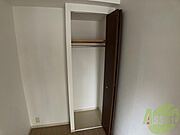 こちらの収納にはハンガーをかけて服もしまえますね。