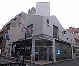 京都信用金庫三条支店まで24m 三条通に面した銀行