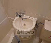 ユニットバスで洗面台もコンパクトに確保しています。