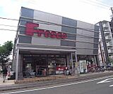フレスコ 梅津店まで363m 四条どおりに面しており、周辺には銀行やコンビニもございます。駐車場もございます。