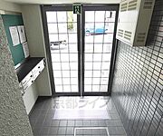 両開きで荷物の搬入も楽々