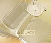 洗面台が一緒になったバスルームです
