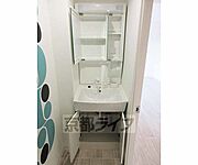 洗面台に収納がいっぱいあると便利です