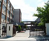 向島中学校まで740m 活気のある中学校です。