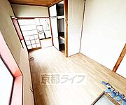 玄関側からみた居室です