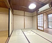 別方向から見た6帖和室です。