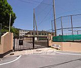 衣笠中学校まで1300m 自然の多い環境です。