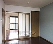 明るい洋室です