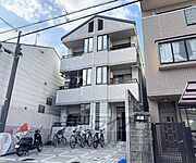 玄関入り口に駐輪場ございます。