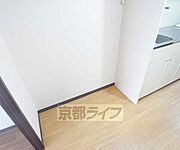冷蔵庫や棚などおけます。