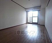広々室内。