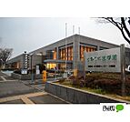 図書館「和歌山県立図書館まで1300m」