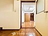 室内：上質感漂う廊下。居住者の帰り、訪れる方を優しく迎える・安らぎに満ちた生活空間を予感させる。
