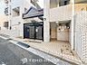 エントランス：住まう誇らしさと安心感を演出する落ち着いた雰囲気のエントランス。