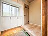 玄関：居住者の帰り、訪れる方を優しく迎えてくれる開放感のある玄関。